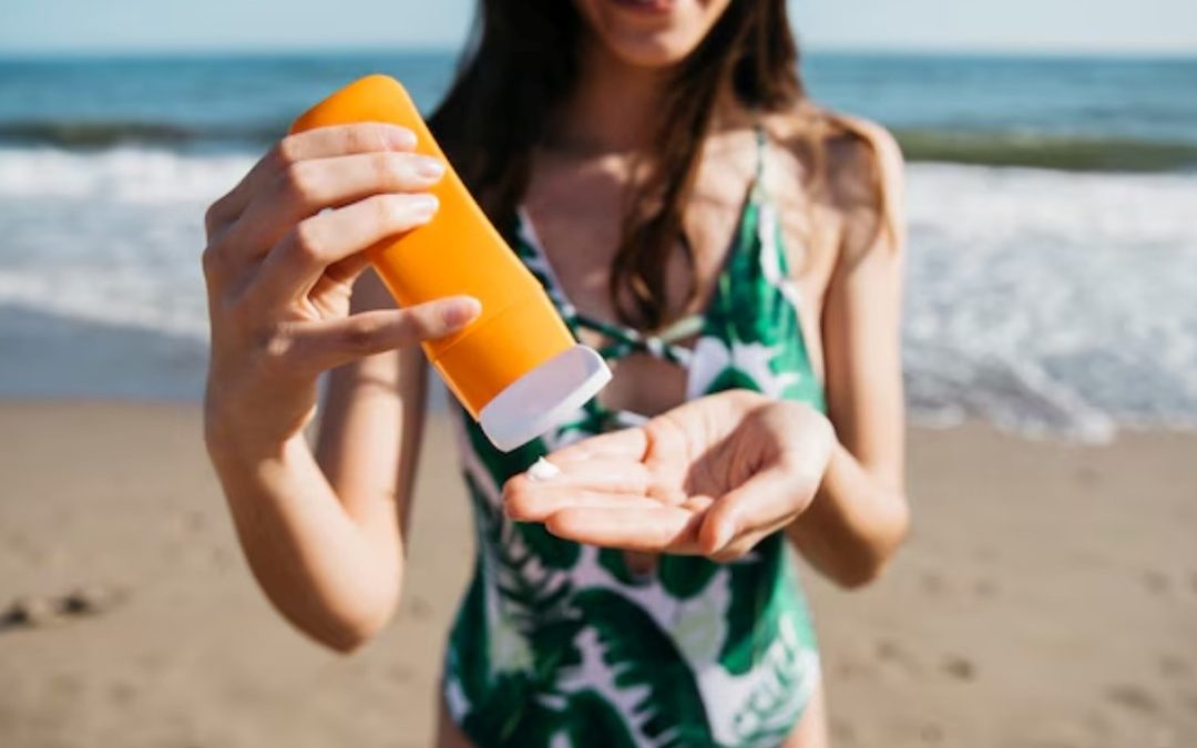 EL PROTECTOR SOLAR SI VAS A LA PLAYA O LA MONTAÑA